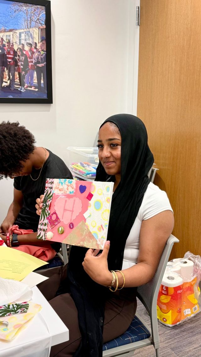 This summer, Fairfax County teens got creative and learned about upcycling by creating art using recycled materials in a collage workshop led by artist Eleftheria Easley and ArtsFairfax. 🖼️ The teens were part of the Zero Waste Ambassador program, a partnership between the Fairfax County Solid Waste Management Program and the Department of Neighborhood and Community Services. The 10-week program equipped teens with the skills and knowledge to become waste management and environmental change champions. ♻️